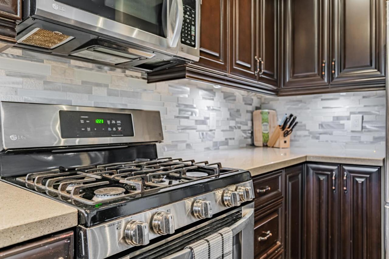 Beautiful Property In Downtown Core Close To Subway Station! Toronto Exteriör bild