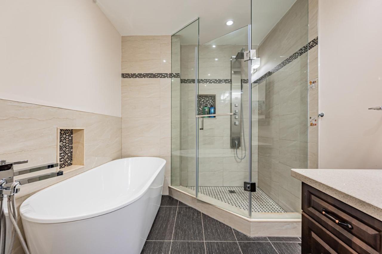 Beautiful Property In Downtown Core Close To Subway Station! Toronto Exteriör bild